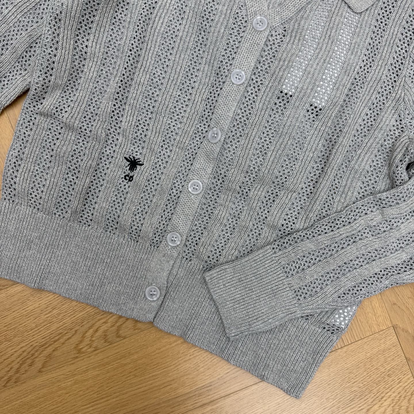D家 26夏季新款 Polo领镂空针织开衫,Polo小翻领V型门襟,利落清爽的休闲调性,全身竖条镂空网眼织纹,通透透气, D家 26夏季新款 Polo领镂空针织开衫,Polo小翻领V型门襟,利落清爽的休闲调性,全身竖条镂空网眼织纹,通透透气,
