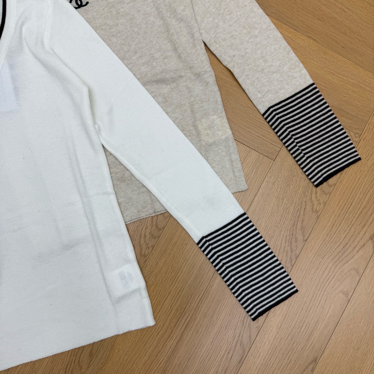 小香家 26夏季新款 V领撞色条纹袖口针织长袖，精致撞色包边V领，柔和修饰脖颈线条，简约大气，袖口拼接黑白横条纹设计，层
