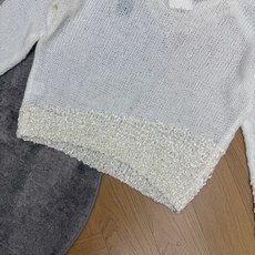 LW家 26夏季新款 V领镂空针织长袖,V领领口花边肌理织纹,柔和修饰脖颈线条,大网眼镂空针织面料,通透轻盈,自带松弛氛 LW家 26夏季新款 V领镂空针织长袖,V领领口花边肌理织纹,柔和修饰脖颈线条,大网眼镂空针织面料,通透轻盈,自带松弛氛