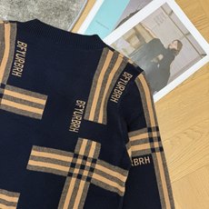 B家 26夏季新款 V领格纹字母针织开衫,经典拼块格纹织花,复古英伦氛围感十足,V领单排扣门襟,版型随性松弛,上身利落大 B家 26夏季新款 V领格纹字母针织开衫,经典拼块格纹织花,复古英伦氛围感十足,V领单排扣门襟,版型随性松弛,上身利落大