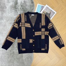 B家 26夏季新款 V领格纹字母针织开衫,经典拼块格纹织花,复古英伦氛围感十足,V领单排扣门襟,版型随性松弛,上身利落大 B家 26夏季新款 V领格纹字母针织开衫,经典拼块格纹织花,复古英伦氛围感十足,V领单排扣门襟,版型随性松弛,上身利落大