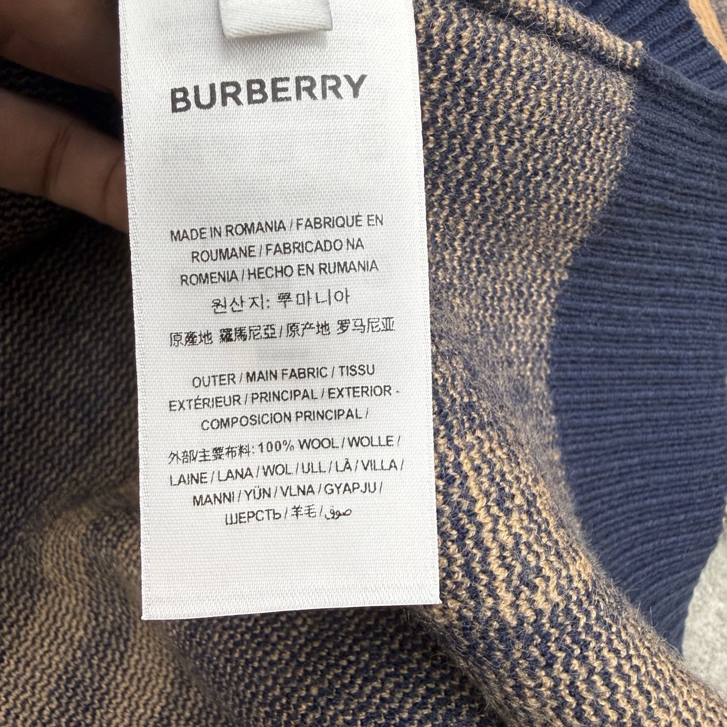 B家 26夏季新款 V领格纹字母针织开衫,经典拼块格纹织花,复古英伦氛围感十足,V领单排扣门襟,版型随性松弛,上身利落大 B家 26夏季新款 V领格纹字母针织开衫,经典拼块格纹织花,复古英伦氛围感十足,V领单排扣门襟,版型随性松弛,上身利落大