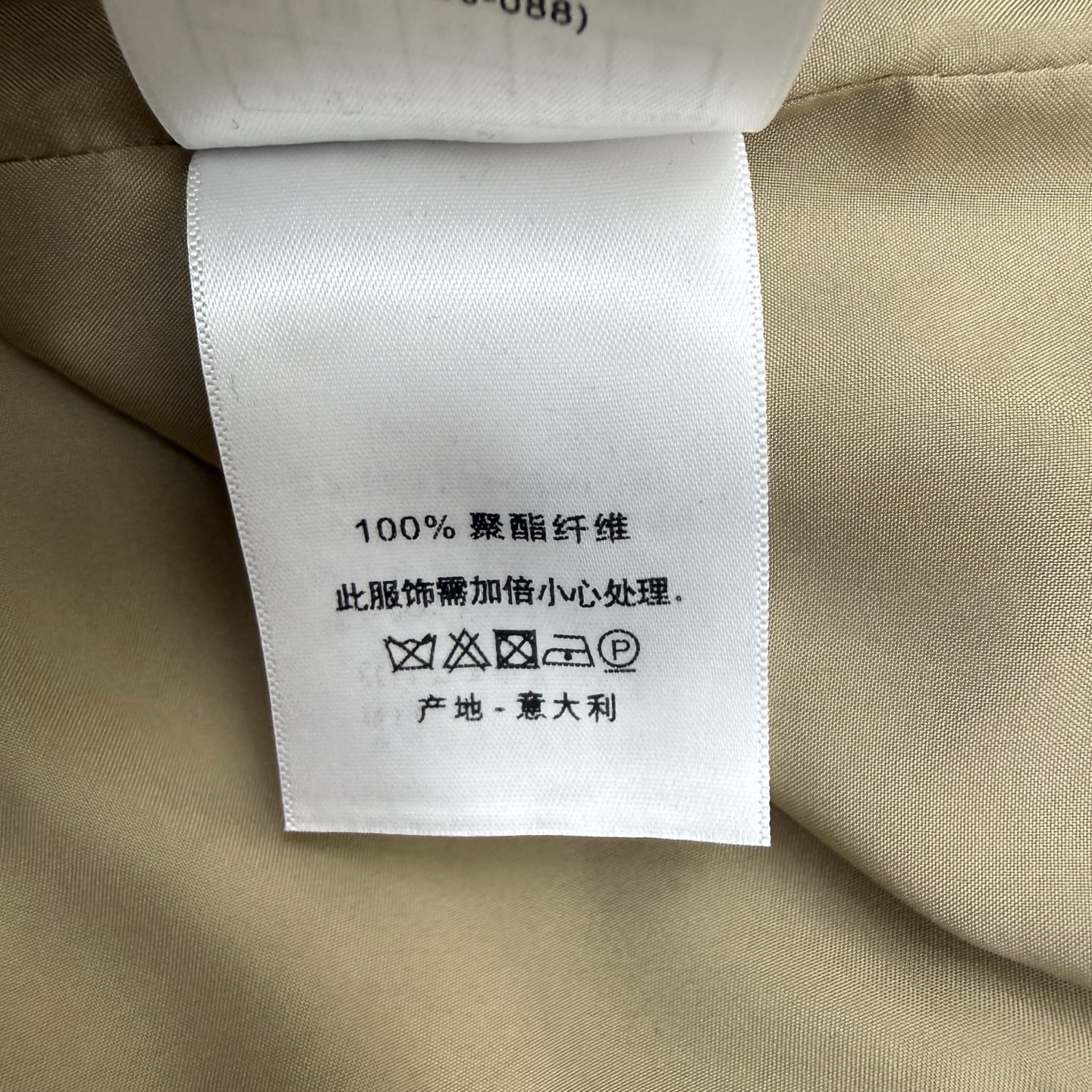 Dio*🏠 2026早秋新款 卡其短款风衣 经典小翻领利落大气 单排黑色纽扣简约高级 胸前圆形刺绣标识低调精致 细节凸显
