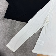 小香家 2026早秋新款 木耳边V领长袖打底 简约大气的基础款 黑白两色经典百搭 V领边缘拼接精致木耳边褶皱 柔和修饰颈 小香家 2026早秋新款 木耳边V领长袖打底 简约大气的基础款 黑白两色经典百搭 V领边缘拼接精致木耳边褶皱 柔和修饰颈