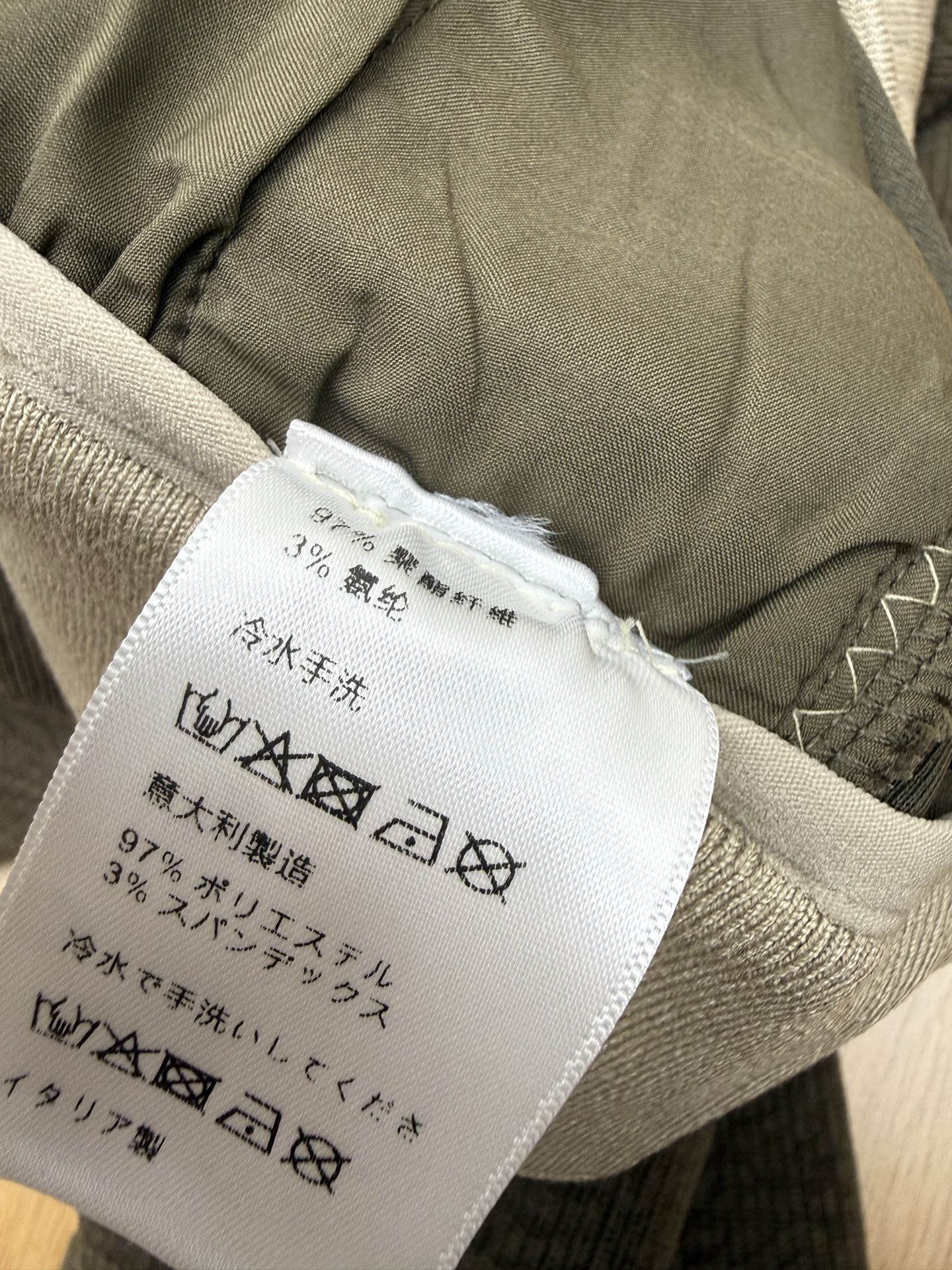 Miu家 26早秋新款 撞色腰头灯芯绒休闲裤,撞色松紧腰头搭配抽绳设计,自在调节腰围,舒适不勒腰,腰侧小织唛标点缀,低调 Miu家 26早秋新款 撞色腰头灯芯绒休闲裤,撞色松紧腰头搭配抽绳设计,自在调节腰围,舒适不勒腰,腰侧小织唛标点缀,低调