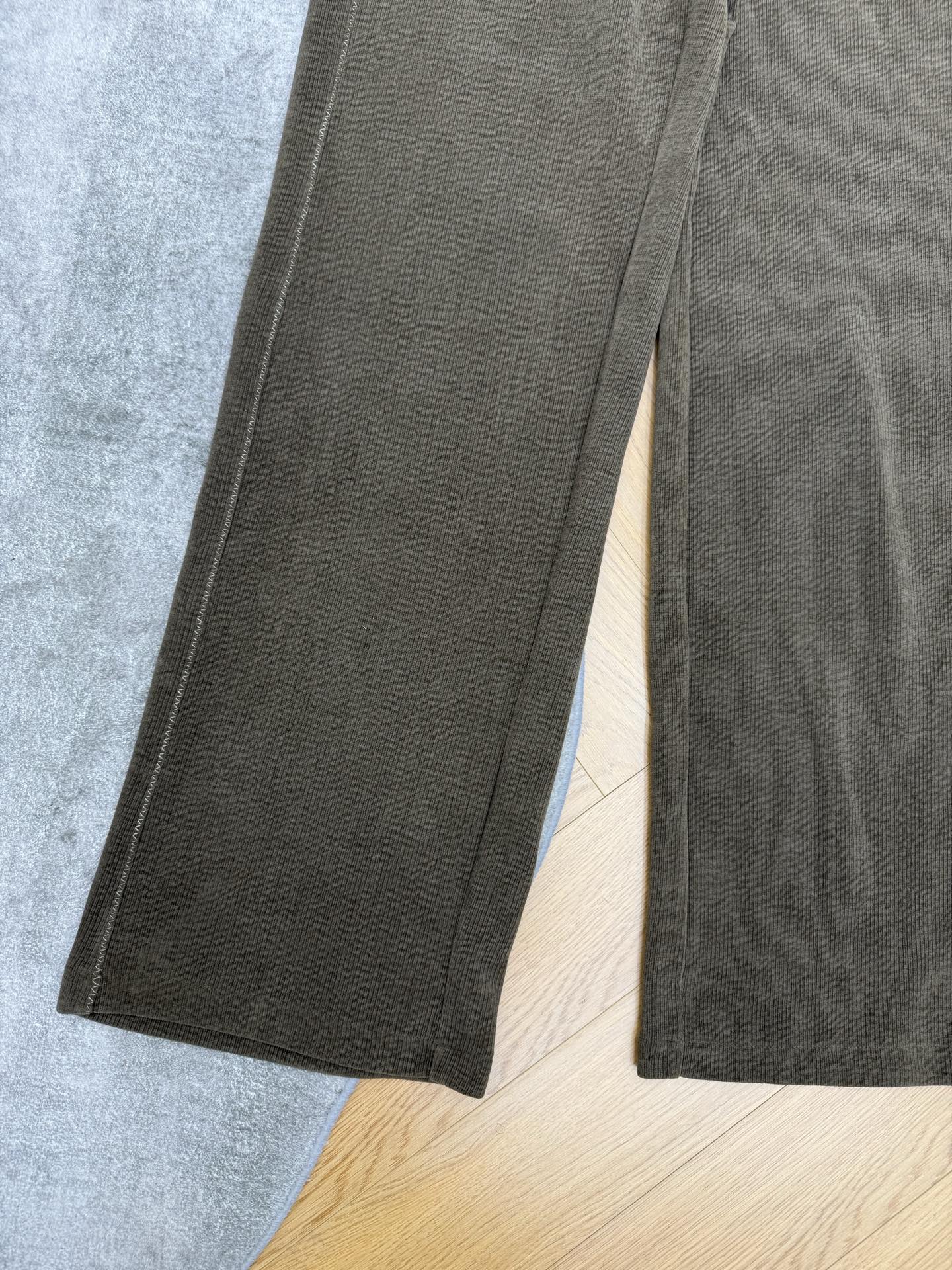 Miu家 26早秋新款 撞色腰头灯芯绒休闲裤,撞色松紧腰头搭配抽绳设计,自在调节腰围,舒适不勒腰,腰侧小织唛标点缀,低调 Miu家 26早秋新款 撞色腰头灯芯绒休闲裤,撞色松紧腰头搭配抽绳设计,自在调节腰围,舒适不勒腰,腰侧小织唛标点缀,低调