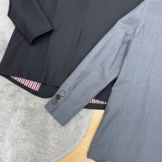 TB家 2026早秋新款 学院风休闲西装外套 经典平驳领版型 利落大气 胸袋点缀标志性红白蓝织带 内里撞色竖条纹内衬 简 TB家 2026早秋新款 学院风休闲西装外套 经典平驳领版型 利落大气 胸袋点缀标志性红白蓝织带 内里撞色竖条纹内衬 简