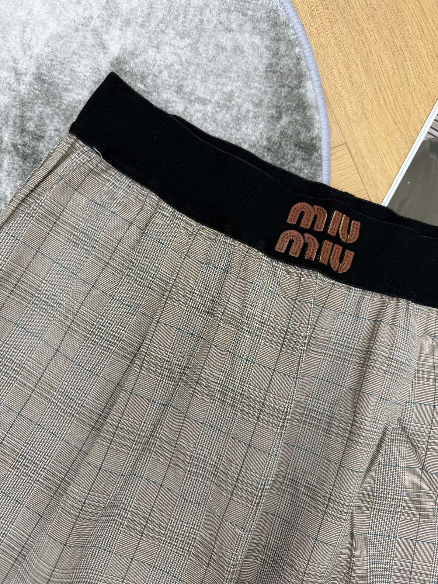 MIU家 2026早秋新款 复古格纹阔腿长裤 和同系列西装成套搭配 低饱和咖系格纹 复古氛围感十足 黑色弹力腰头 正面刺 MIU家 2026早秋新款 复古格纹阔腿长裤 和同系列西装成套搭配 低饱和咖系格纹 复古氛围感十足 黑色弹力腰头 正面刺