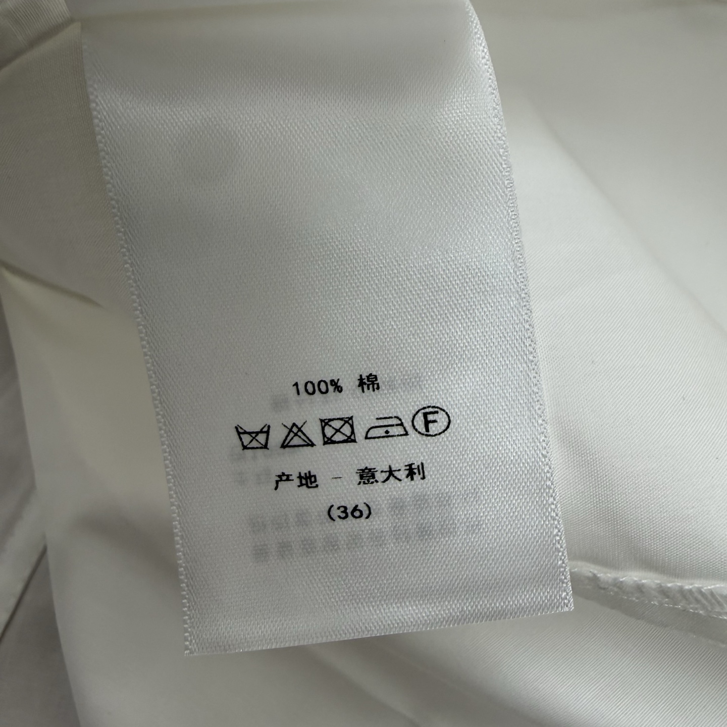 D家 26早秋新款 白色长袖衬衫 挺括顺滑棉质面料 经典翻领 简约大气不挑人 衣身精致立体捏褶剪裁 自然收束腰线 打造恰 D家 26早秋新款 白色长袖衬衫 挺括顺滑棉质面料 经典翻领 简约大气不挑人 衣身精致立体捏褶剪裁 自然收束腰线 打造恰
