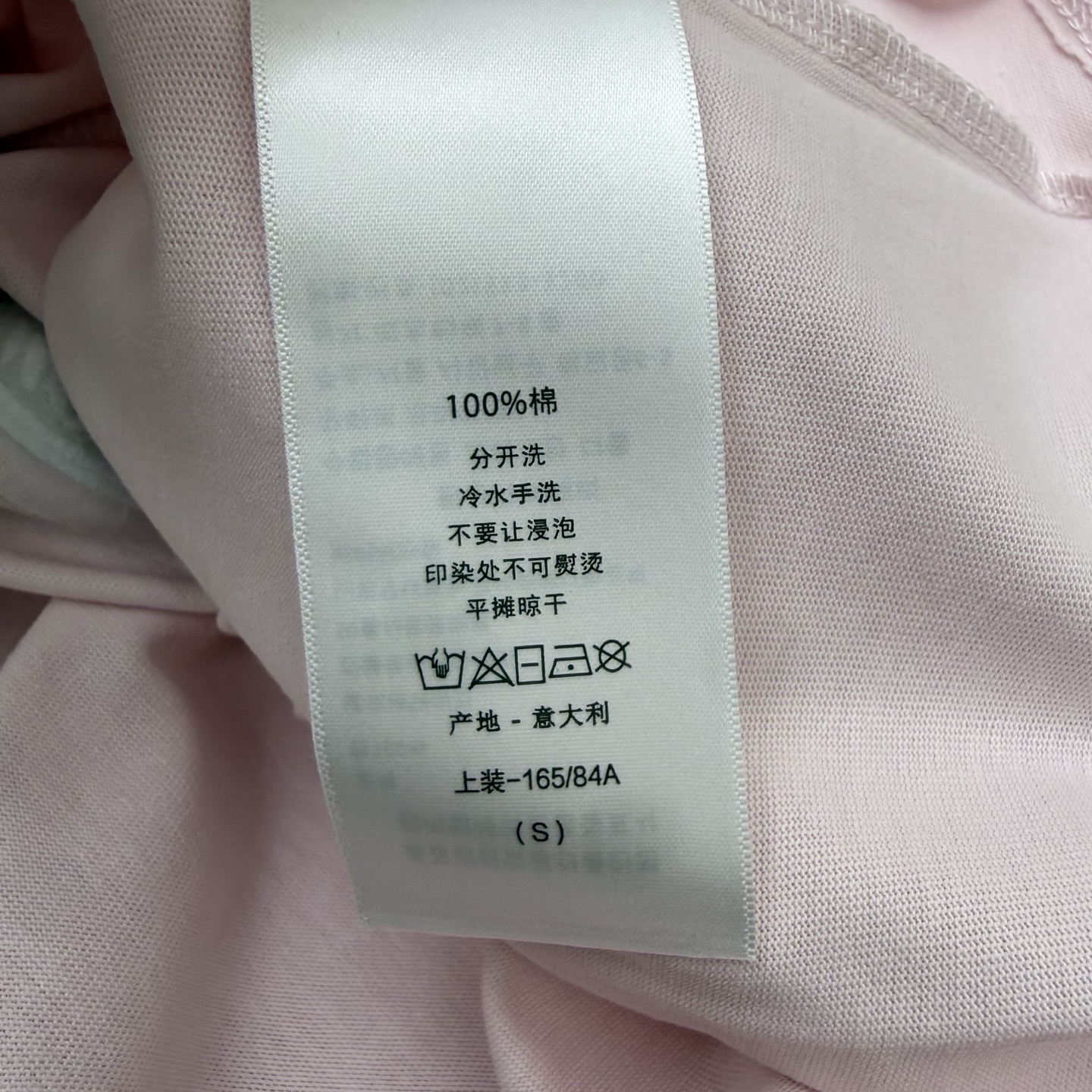 D家 26早秋新款 圆领短袖T恤上衣 圆领设计贴合颈部线条 胸前logo徽章刺绣 精致立体 提升整体质感 宽松适中的短款