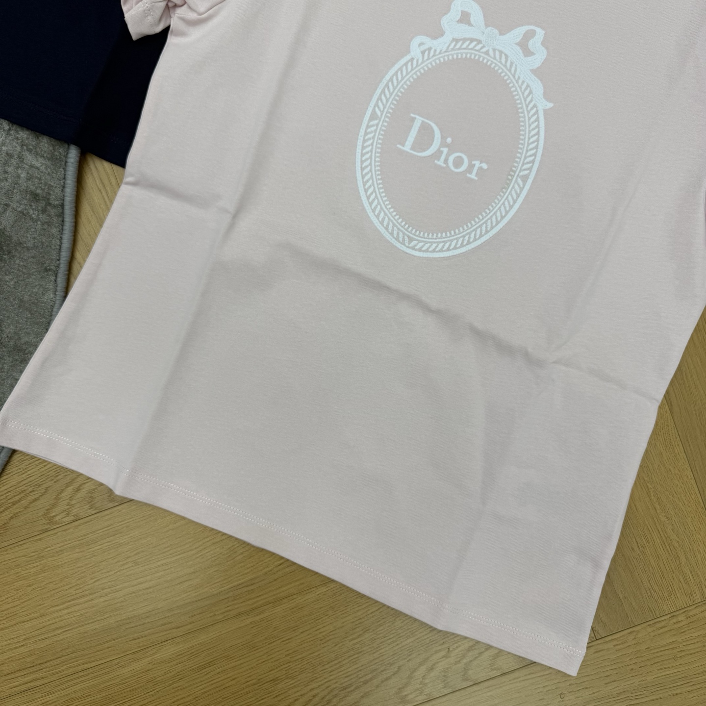 D家 26早秋新款 圆领短袖T恤上衣 圆领设计贴合颈部线条 胸前logo徽章刺绣 精致立体 提升整体质感 宽松适中的短款