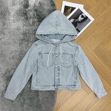 D家 26早秋新款 连帽短款牛仔外套 水洗牛仔棉面料 自带复古做旧质感 可拆卸抽绳连帽设计 金属排扣开合利落大气 胸前精 D家 26早秋新款 连帽短款牛仔外套 水洗牛仔棉面料 自带复古做旧质感 可拆卸抽绳连帽设计 金属排扣开合利落大气 胸前精