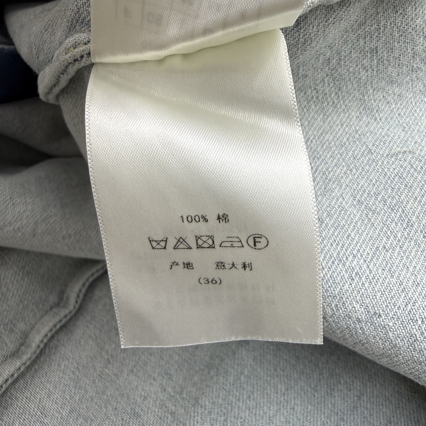 D家 26早秋新款 牛仔衬衫外套 柔和水洗牛仔棉面料 自带复古做旧质感 经典翻领搭配全开扣设计 版型宽松休闲 胸前精致l