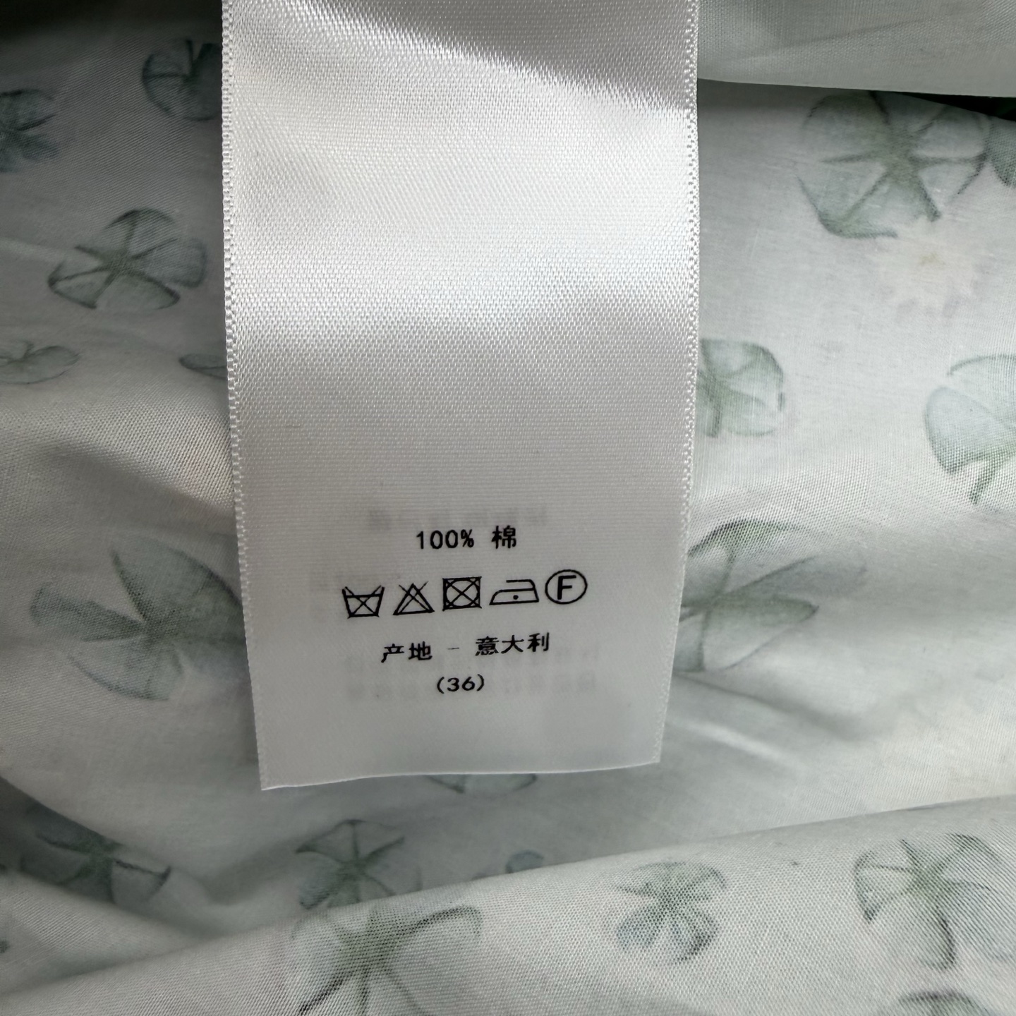 D家 26早秋新款 撞色印花长袖衬衫 棉质透气面料 清新底色铺满印花 门襟拼接白色撞色裁片 小立领别致又高级 白色翻折袖