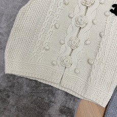 小香家 26早秋新款 山茶花麻花针织马甲背心,重工绞花麻花纹理,立体手作山茶花+毛球装饰,氛围感拉满,软糯厚实针织面料, 小香家 26早秋新款 山茶花麻花针织马甲背心,重工绞花麻花纹理,立体手作山茶花+毛球装饰,氛围感拉满,软糯厚实针织面料,