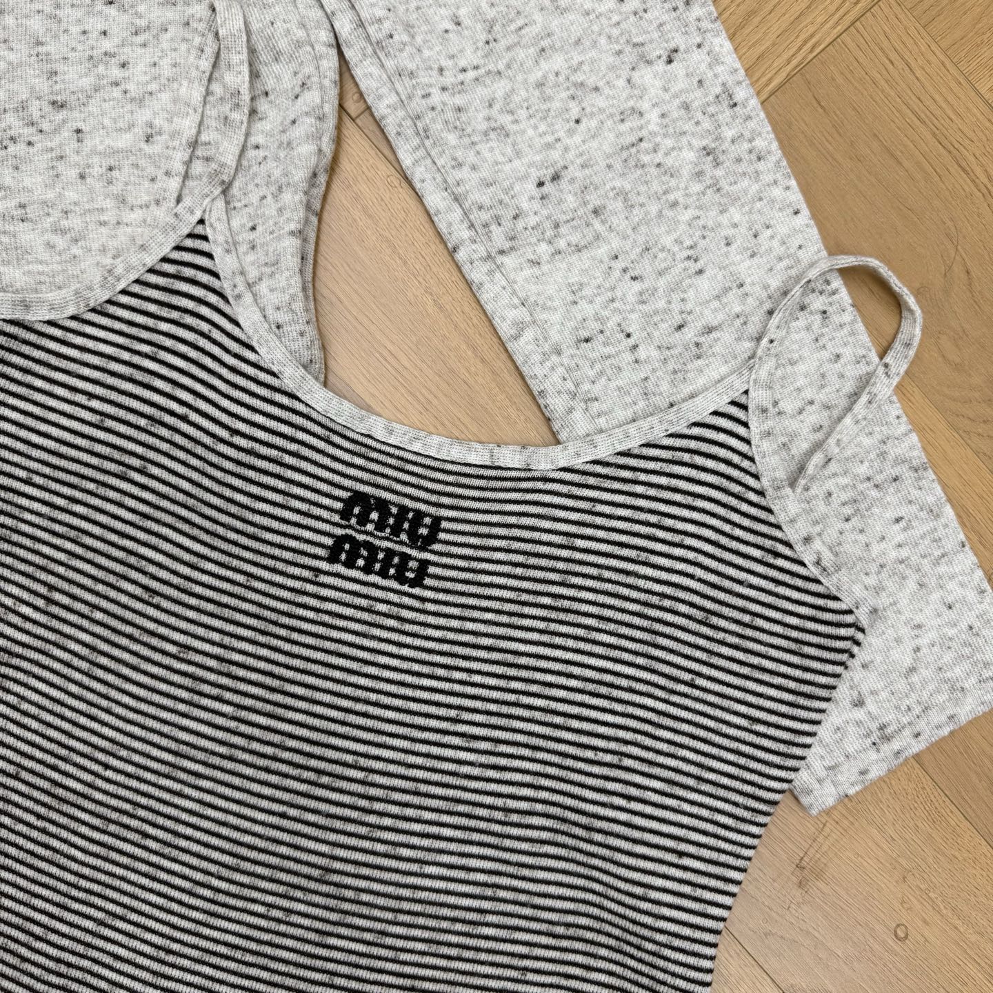 Miu家 26夏季新款 杂纱绑带开衫+条纹吊带两件套。杂点纱线针织面料，轻盈软糯，透气亲肤，夏日穿着清爽舒适，V领侧绑带