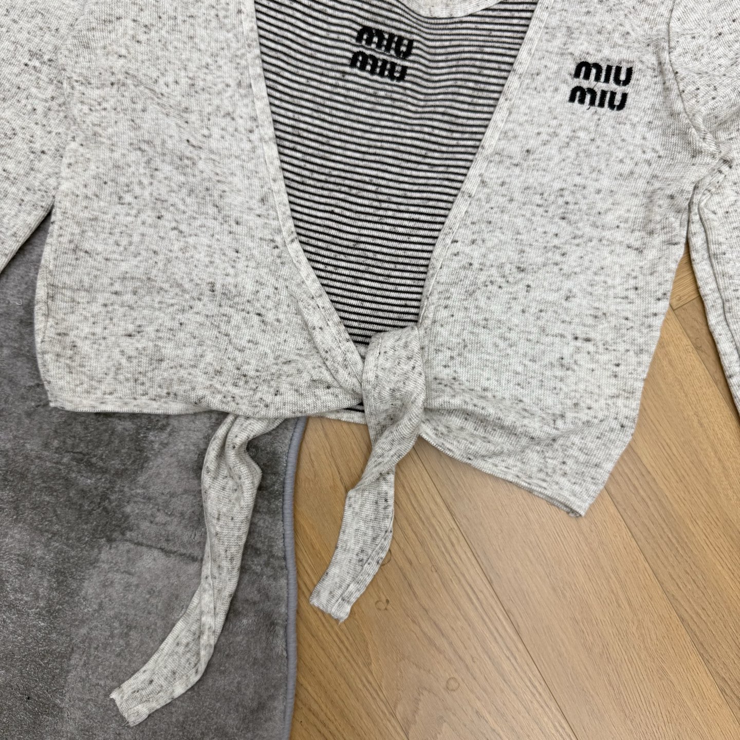 Miu家 26夏季新款 杂纱绑带开衫+条纹吊带两件套。杂点纱线针织面料，轻盈软糯，透气亲肤，夏日穿着清爽舒适，V领侧绑带