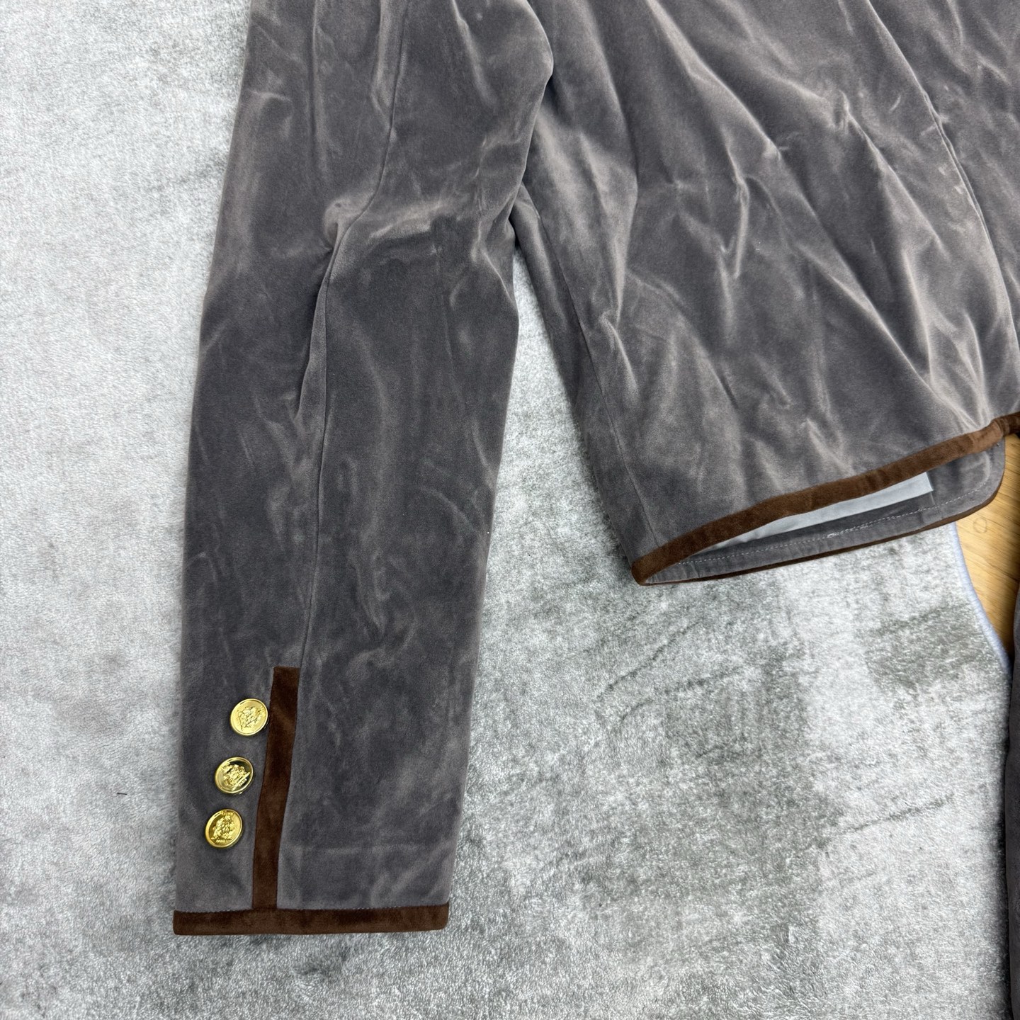 CE家 26早秋新款 丝绒小香风套装 短款外套+高腰短裙 外层丝绒质感高级自带柔和光泽 咖色包边撞色精致复古 斜排金色纽