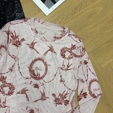 Dio*🏠 2026早秋新款 飞鸟印花网纱打底 氛围感满满的网纱长袖打底衫 自带轻薄通透质感 早秋叠穿刚需单品 满幅复古 Dio*🏠 2026早秋新款 飞鸟印花网纱打底 氛围感满满的网纱长袖打底衫 自带轻薄通透质感 早秋叠穿刚需单品 满幅复古