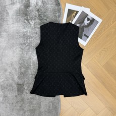 LOUISV*🏠 2026早秋新款 暗纹提花收腰马甲 定制YB进口斜纹棉牛仔面料 质地透气舒适 沿用圆领开襟拉链搭配 LOUISV*🏠 2026早秋新款 暗纹提花收腰马甲 定制YB进口斜纹棉牛仔面料 质地透气舒适 沿用圆领开襟拉链搭配