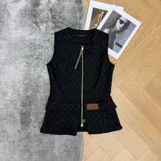 LOUISV*🏠 2026早秋新款 暗纹提花收腰马甲 定制YB进口斜纹棉牛仔面料 质地透气舒适 沿用圆领开襟拉链搭配 LOUISV*🏠 2026早秋新款 暗纹提花收腰马甲 定制YB进口斜纹棉牛仔面料 质地透气舒适 沿用圆领开襟拉链搭配