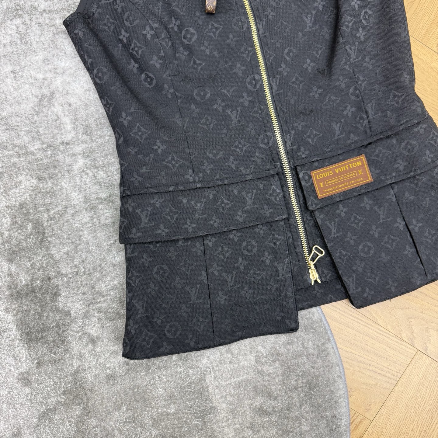LOUISV*🏠 2026早秋新款 暗纹提花收腰马甲 定制YB进口斜纹棉牛仔面料 质地透气舒适 沿用圆领开襟拉链搭配 LOUISV*🏠 2026早秋新款 暗纹提花收腰马甲 定制YB进口斜纹棉牛仔面料 质地透气舒适 沿用圆领开襟拉链搭配