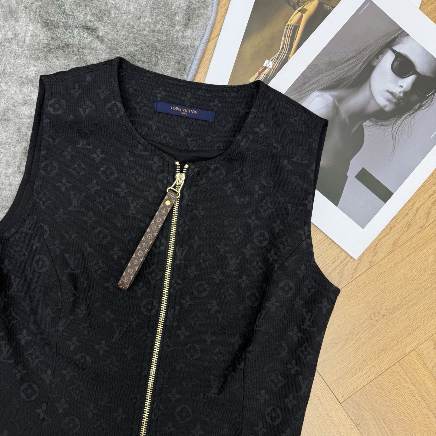 LOUISV*🏠 2026早秋新款 暗纹提花收腰马甲 定制YB进口斜纹棉牛仔面料 质地透气舒适 沿用圆领开襟拉链搭配 LOUISV*🏠 2026早秋新款 暗纹提花收腰马甲 定制YB进口斜纹棉牛仔面料 质地透气舒适 沿用圆领开襟拉链搭配