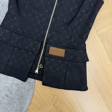 LOUISV*🏠 2026早秋新款 暗纹提花收腰马甲 定制YB进口斜纹棉牛仔面料 质地透气舒适 沿用圆领开襟拉链搭配 LOUISV*🏠 2026早秋新款 暗纹提花收腰马甲 定制YB进口斜纹棉牛仔面料 质地透气舒适 沿用圆领开襟拉链搭配
