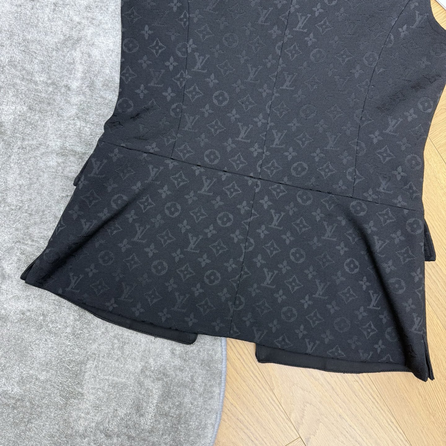 LOUISV*🏠 2026早秋新款 暗纹提花收腰马甲 定制YB进口斜纹棉牛仔面料 质地透气舒适 沿用圆领开襟拉链搭配 LOUISV*🏠 2026早秋新款 暗纹提花收腰马甲 定制YB进口斜纹棉牛仔面料 质地透气舒适 沿用圆领开襟拉链搭配