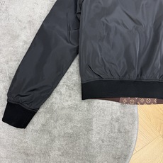 LOUISV*🏠 2026早秋新款 双面穿老花棒球外套 复古轻奢风双面穿棒球外套 一面纯色棒球领设计 金属拉链开合 两侧 LOUISV*🏠 2026早秋新款 双面穿老花棒球外套 复古轻奢风双面穿棒球外套 一面纯色棒球领设计 金属拉链开合 两侧