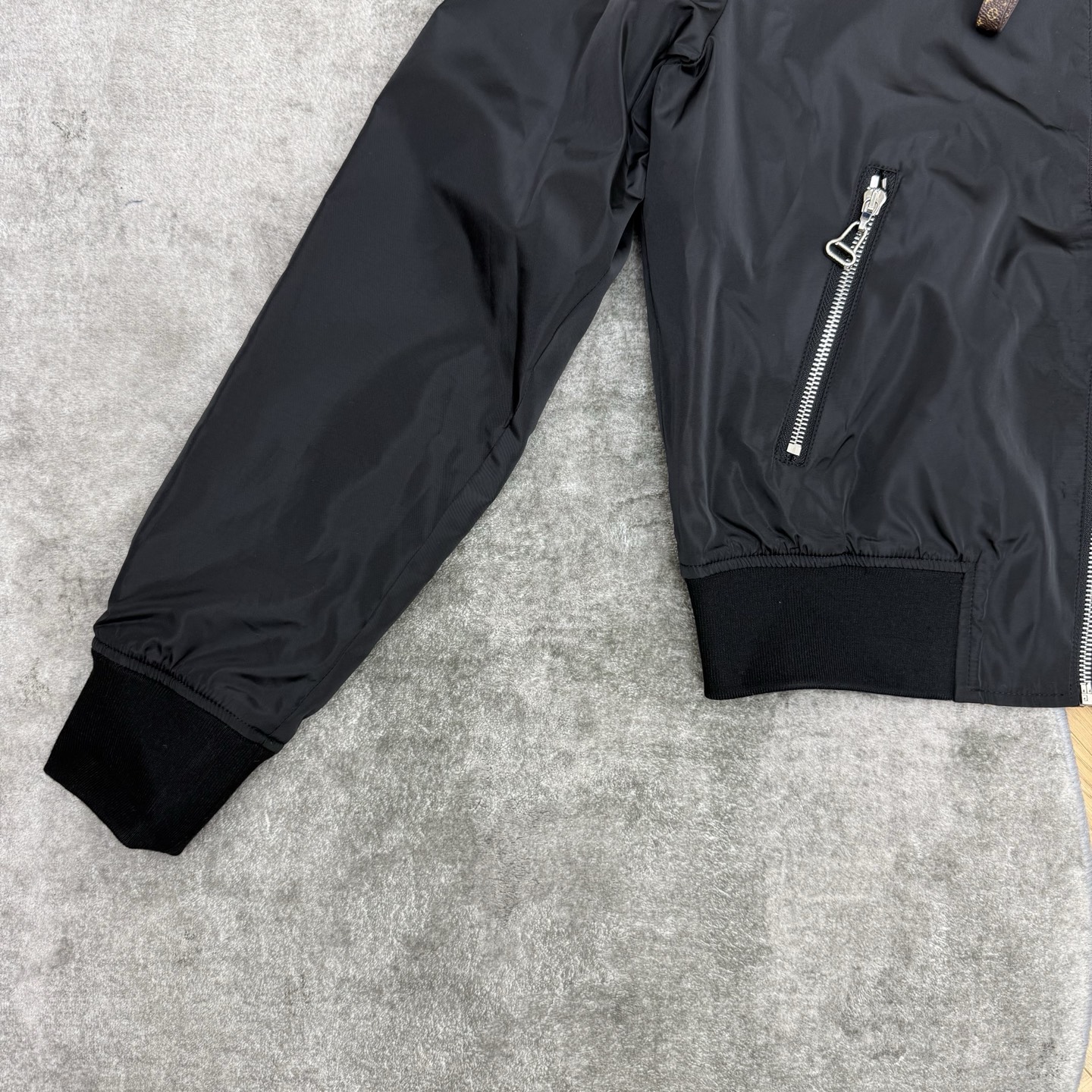 LOUISV*🏠 2026早秋新款 双面穿老花棒球外套 复古轻奢风双面穿棒球外套 一面纯色棒球领设计 金属拉链开合 两侧 LOUISV*🏠 2026早秋新款 双面穿老花棒球外套 复古轻奢风双面穿棒球外套 一面纯色棒球领设计 金属拉链开合 两侧