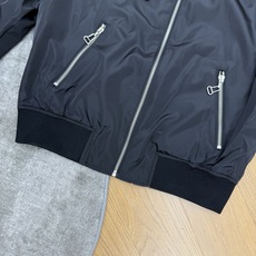 LOUISV*🏠 2026早秋新款 双面穿老花棒球外套 复古轻奢风双面穿棒球外套 一面纯色棒球领设计 金属拉链开合 两侧 LOUISV*🏠 2026早秋新款 双面穿老花棒球外套 复古轻奢风双面穿棒球外套 一面纯色棒球领设计 金属拉链开合 两侧