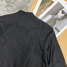 LOUISV*🏠 2026早秋新款 双面穿老花棒球外套 复古轻奢风双面穿棒球外套 一面纯色棒球领设计 金属拉链开合 两侧 LOUISV*🏠 2026早秋新款 双面穿老花棒球外套 复古轻奢风双面穿棒球外套 一面纯色棒球领设计 金属拉链开合 两侧