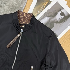 LOUISV*🏠 2026早秋新款 双面穿老花棒球外套 复古轻奢风双面穿棒球外套 一面纯色棒球领设计 金属拉链开合 两侧 LOUISV*🏠 2026早秋新款 双面穿老花棒球外套 复古轻奢风双面穿棒球外套 一面纯色棒球领设计 金属拉链开合 两侧