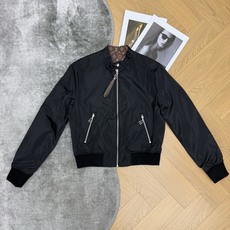 LOUISV*🏠 2026早秋新款 双面穿老花棒球外套 复古轻奢风双面穿棒球外套 一面纯色棒球领设计 金属拉链开合 两侧 LOUISV*🏠 2026早秋新款 双面穿老花棒球外套 复古轻奢风双面穿棒球外套 一面纯色棒球领设计 金属拉链开合 两侧