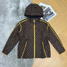 LOUISV*🏠 2026早秋新款 撞色捆边老花收腰连帽外套 定制YB进口斜纹棉面料 自带防风实用性 挺括有型 LOUISV*🏠 2026早秋新款 撞色捆边老花收腰连帽外套 定制YB进口斜纹棉面料 自带防风实用性 挺括有型