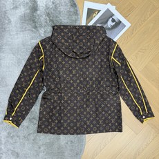 LOUISV*🏠 2026早秋新款 撞色捆边老花收腰连帽外套 定制YB进口斜纹棉面料 自带防风实用性 挺括有型 LOUISV*🏠 2026早秋新款 撞色捆边老花收腰连帽外套 定制YB进口斜纹棉面料 自带防风实用性 挺括有型