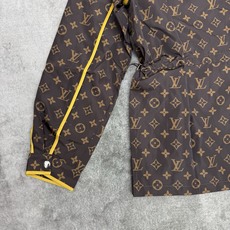 LOUISV*🏠 2026早秋新款 撞色捆边老花收腰连帽外套 定制YB进口斜纹棉面料 自带防风实用性 挺括有型 LOUISV*🏠 2026早秋新款 撞色捆边老花收腰连帽外套 定制YB进口斜纹棉面料 自带防风实用性 挺括有型