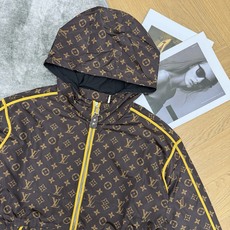 LOUISV*🏠 2026早秋新款 撞色捆边老花收腰连帽外套 定制YB进口斜纹棉面料 自带防风实用性 挺括有型 LOUISV*🏠 2026早秋新款 撞色捆边老花收腰连帽外套 定制YB进口斜纹棉面料 自带防风实用性 挺括有型