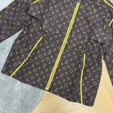 LOUISV*🏠 2026早秋新款 撞色捆边老花收腰连帽外套 定制YB进口斜纹棉面料 自带防风实用性 挺括有型 LOUISV*🏠 2026早秋新款 撞色捆边老花收腰连帽外套 定制YB进口斜纹棉面料 自带防风实用性 挺括有型