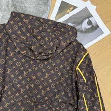 LOUISV*🏠 2026早秋新款 撞色捆边老花收腰连帽外套 定制YB进口斜纹棉面料 自带防风实用性 挺括有型 LOUISV*🏠 2026早秋新款 撞色捆边老花收腰连帽外套 定制YB进口斜纹棉面料 自带防风实用性 挺括有型