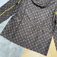 LOUISV*🏠 2026早秋新款 撞色捆边老花收腰连帽外套 定制YB进口斜纹棉面料 自带防风实用性 挺括有型 LOUISV*🏠 2026早秋新款 撞色捆边老花收腰连帽外套 定制YB进口斜纹棉面料 自带防风实用性 挺括有型