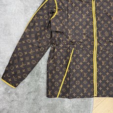 LOUISV*🏠 2026早秋新款 撞色捆边老花收腰连帽外套 定制YB进口斜纹棉面料 自带防风实用性 挺括有型 LOUISV*🏠 2026早秋新款 撞色捆边老花收腰连帽外套 定制YB进口斜纹棉面料 自带防风实用性 挺括有型