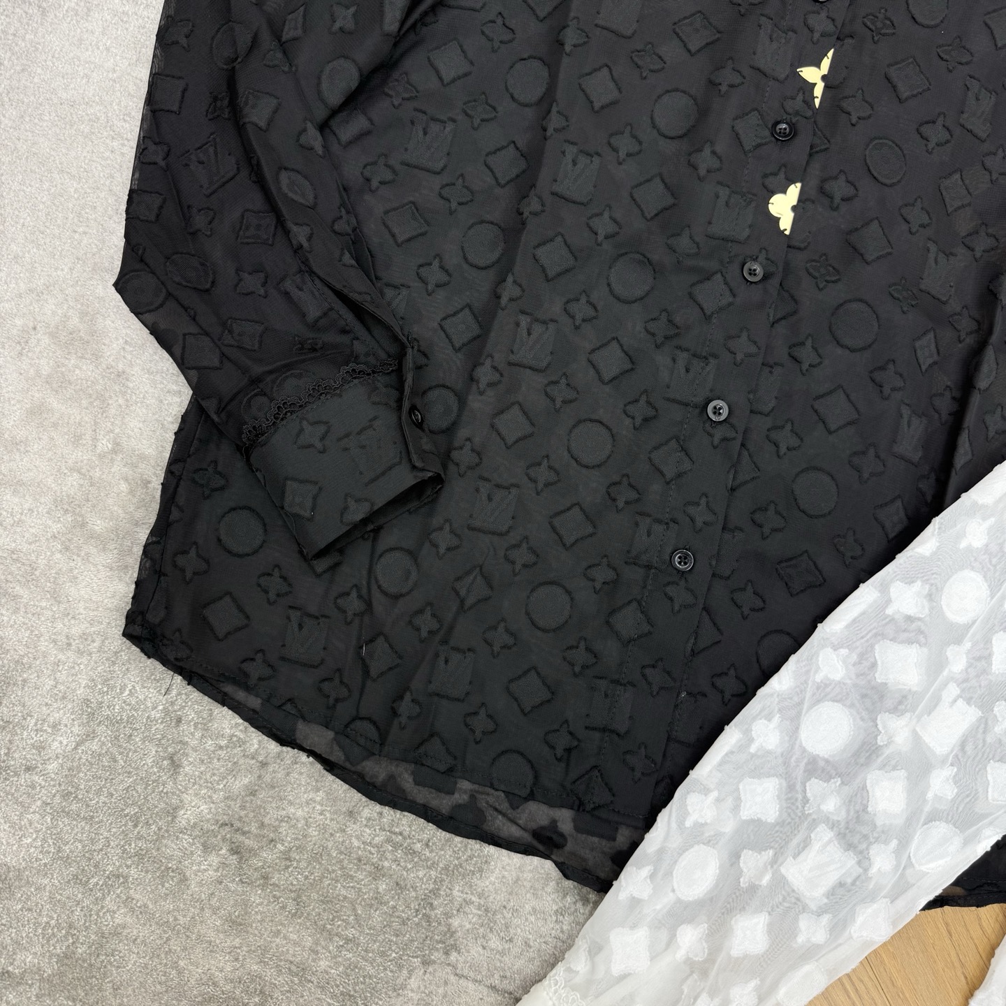 LOUISV*🏠 2026早秋新款 蕾丝领提花衬衣 定制YB进口轻薄透纱材质 质地轻盈顺滑 触感亲肤垂坠 翻领领口 LOUISV*🏠 2026早秋新款 蕾丝领提花衬衣 定制YB进口轻薄透纱材质 质地轻盈顺滑 触感亲肤垂坠 翻领领口