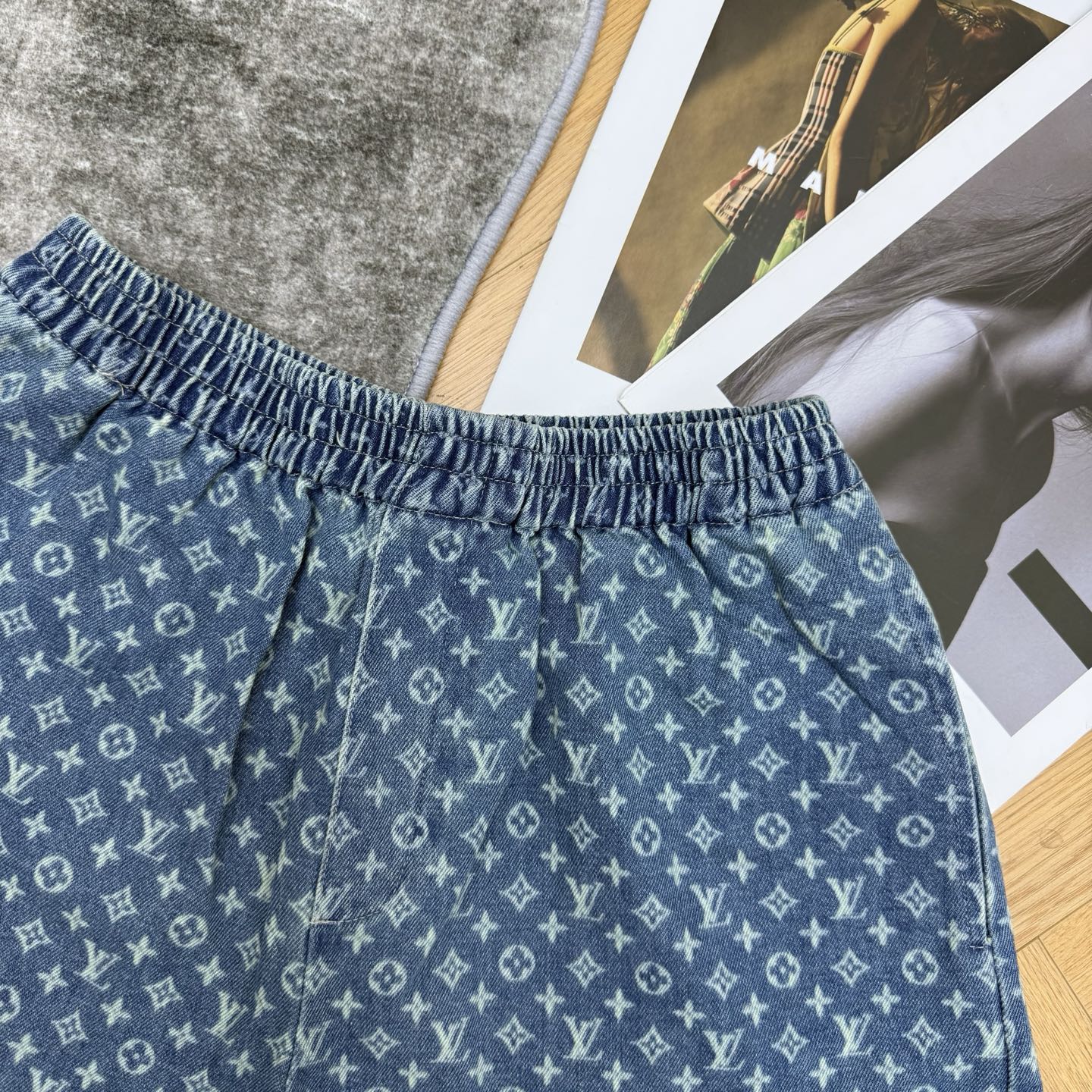 LOUISV*🏠 2026早秋新款 老花提花牛仔短裤 复古氛围感老花牛仔短裤 甜美又显贵 定制水洗牛仔面料 满幅老花暗纹