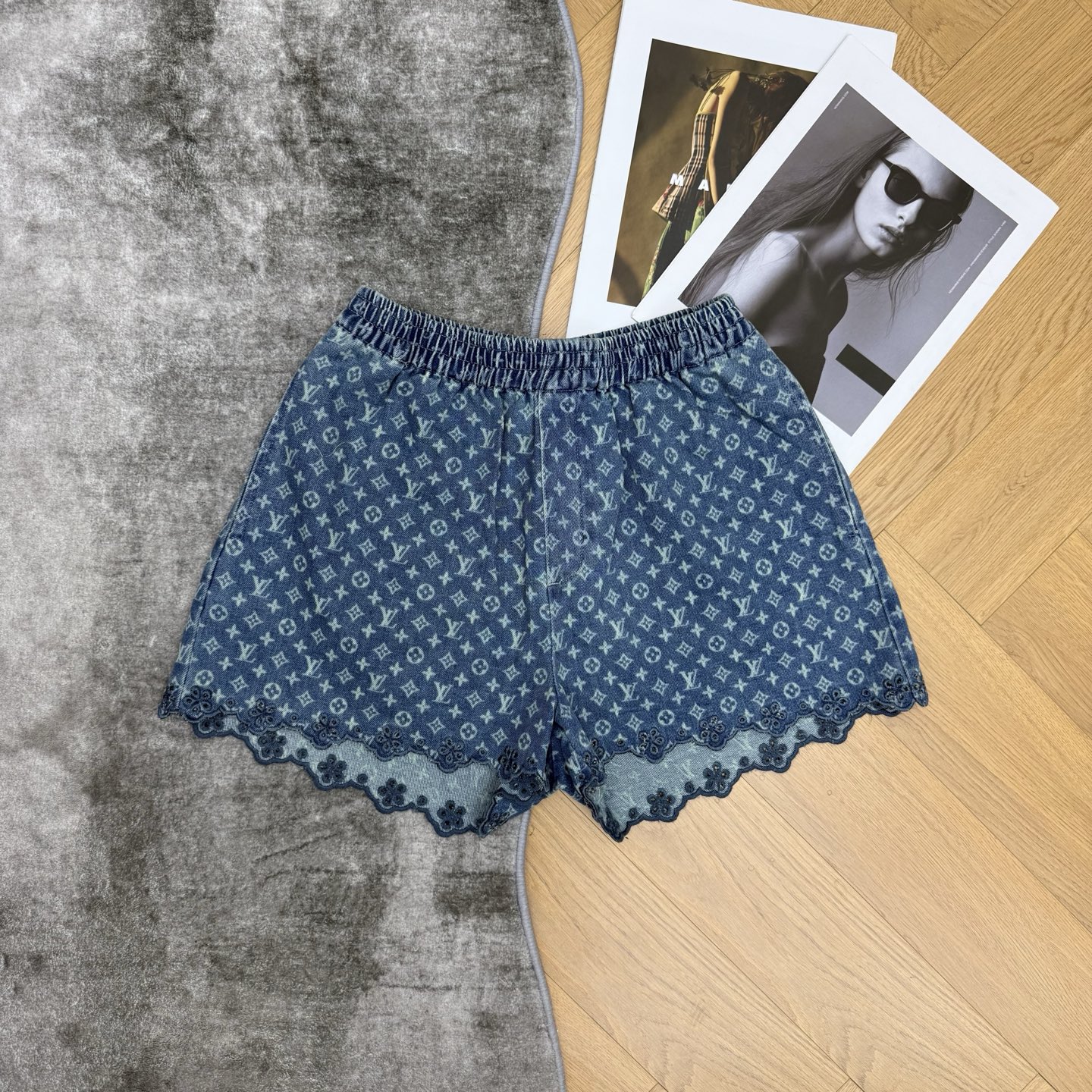 LOUISV*🏠 2026早秋新款 老花提花牛仔短裤 复古氛围感老花牛仔短裤 甜美又显贵 定制水洗牛仔面料 满幅老花暗纹