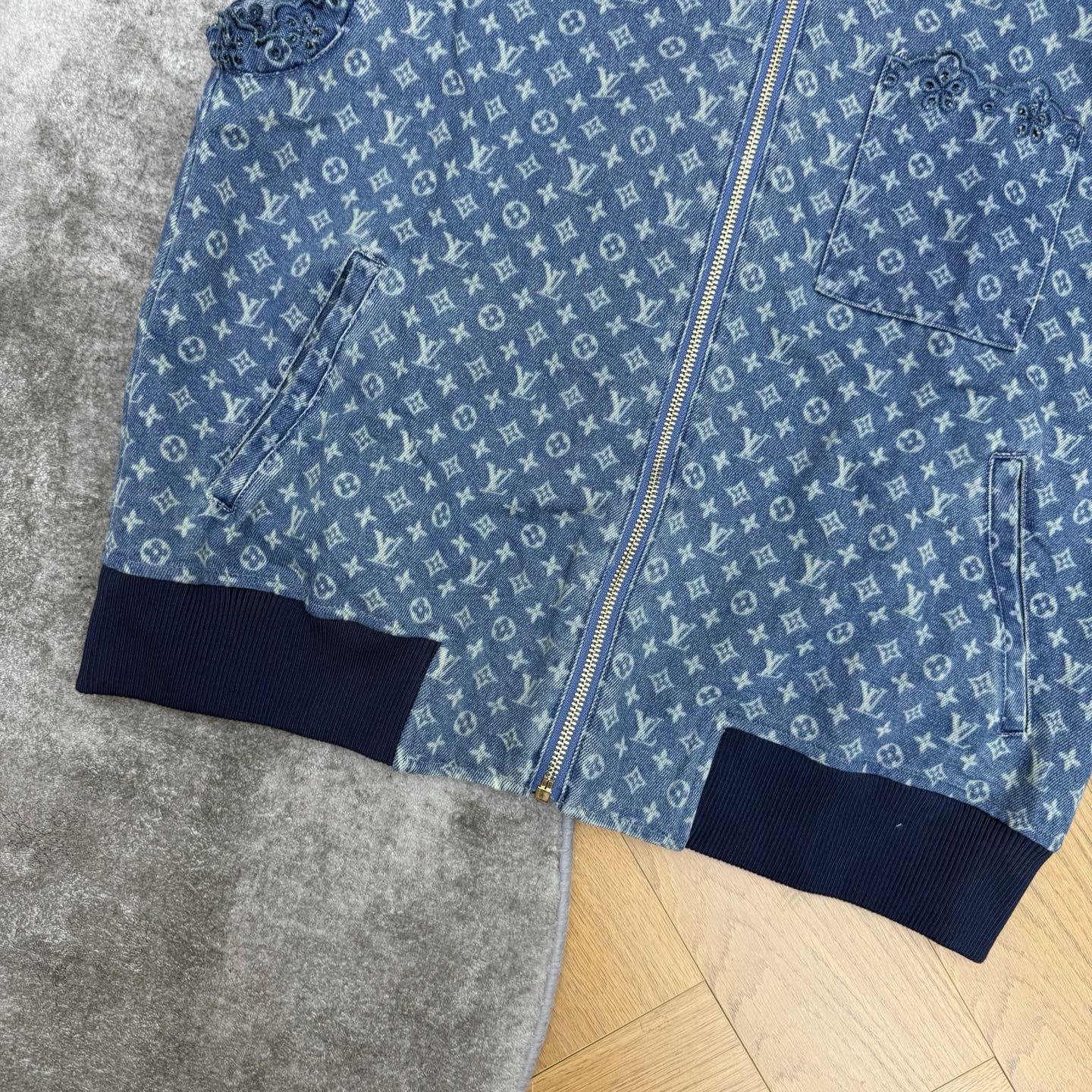 LOUISV*🏠 2026早秋新款 老花提花牛仔马甲 复古老花牛仔马甲 休闲牛仔与精致蕾丝设计层次感十足 早秋叠穿利器 LOUISV*🏠 2026早秋新款 老花提花牛仔马甲 复古老花牛仔马甲 休闲牛仔与精致蕾丝设计层次感十足 早秋叠穿利器