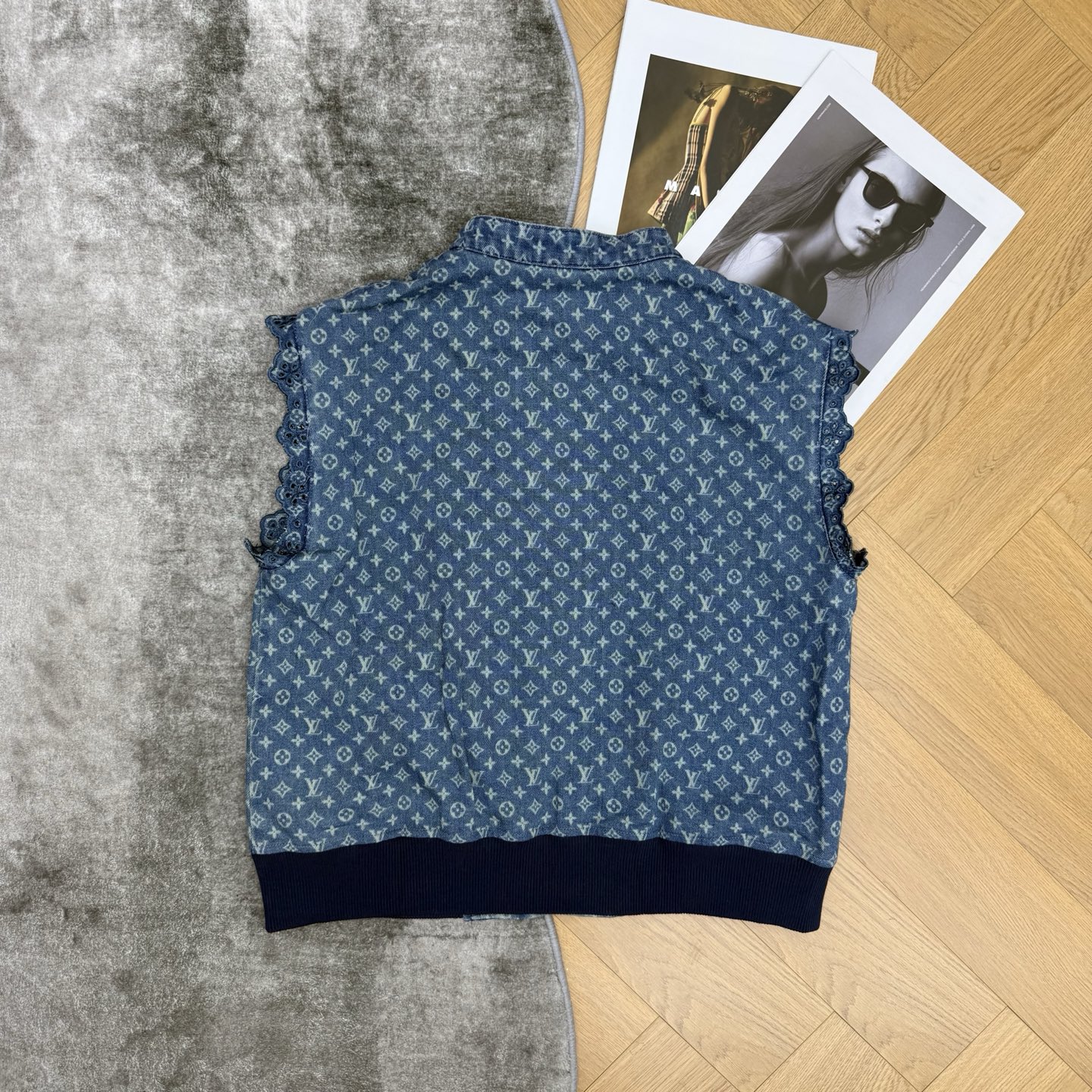 LOUISV*🏠 2026早秋新款 老花提花牛仔马甲 复古老花牛仔马甲 休闲牛仔与精致蕾丝设计层次感十足 早秋叠穿利器 LOUISV*🏠 2026早秋新款 老花提花牛仔马甲 复古老花牛仔马甲 休闲牛仔与精致蕾丝设计层次感十足 早秋叠穿利器