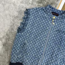 LOUISV*🏠 2026早秋新款 老花提花牛仔马甲 复古老花牛仔马甲 休闲牛仔与精致蕾丝设计层次感十足 早秋叠穿利器 LOUISV*🏠 2026早秋新款 老花提花牛仔马甲 复古老花牛仔马甲 休闲牛仔与精致蕾丝设计层次感十足 早秋叠穿利器