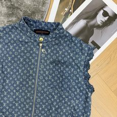 LOUISV*🏠 2026早秋新款 老花提花牛仔马甲 复古老花牛仔马甲 休闲牛仔与精致蕾丝设计层次感十足 早秋叠穿利器 LOUISV*🏠 2026早秋新款 老花提花牛仔马甲 复古老花牛仔马甲 休闲牛仔与精致蕾丝设计层次感十足 早秋叠穿利器